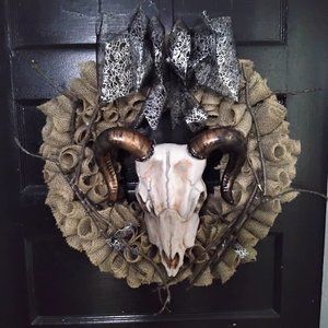Halloween 🦇 Skull Wreath, 18 inches